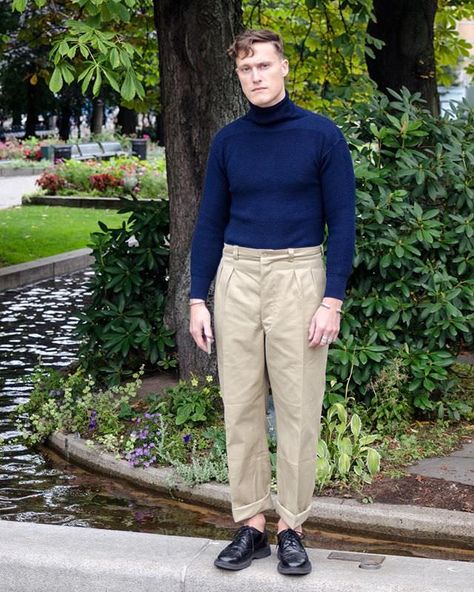 Vintage-military-suiting aesthetic with pleated high waist chino and turtleneck. Pleated Chinos Men, High Waisted Jeans Outfit Men, Pleated Trousers Men, Chino Pants Men Outfits, Mens High Waisted Trousers, Chinos Men Outfit, Ghost Outfit, Mens Casual Wear, Masc Style