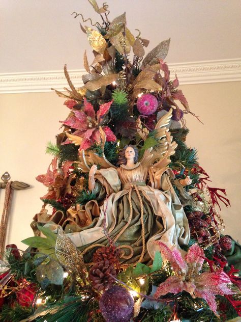 Angel christmas tree Christmas Tree With Angel Topper, Angel Christmas Tree Ideas, Nativity Tree, Toile Curtains, Christmas Styles, Christmas Tree Angel, Angel Theme, Angel Christmas Tree, Tree Star