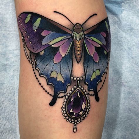 Second butterfly for Mélanie, thanks again! Purple Moth Tattoo, Purple Moth, Moth Artwork, Green Moth, Types Of Moths, Moth Tattoo, Social Butterfly, Purple And Green, Lotus Flower Tattoo