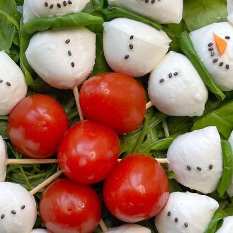 Sine Siemkowicz on Instagram: "SNOWMAN STICK PLATTER ⛄️⛄️⛄️ Grape tomato and bocconcini snowmen with basil. For the full instructions head to my website (link in bio) or search ‘SNOWMAN STICK PLATTER’. #christmasfood #holidayrecipes #christmas #christmasplatter #beautifulcuisines #foodcraft" Smart Food, Caprese Skewers, Christmas Platter, Food On Sticks, Amazing Appetizers, Edible Food, Christmas Party Food, Movie Party, Christmas Cooking