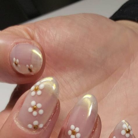 Gold Flowers Nails, White And Gold Flower Nails, Gold Flower Nail Art, Gold Flower Nails, Chrome Flower Nails, Billie Nails, Eras Nails, Nails With Gel Polish, Nails With Gel