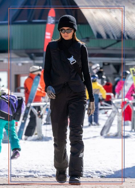 Kendall Jenner Finally Found a Pair of Flattering Snowboarding Pants Tracking Outfit Women Mountain, Kendall Jenner North Face, Black Snowboarding Outfit, Cool Snowboarding Outfit, Snowboard Outfit Women, Black Ski Outfit, Snowboarding Outfit Women's, Women Snowboarding Outfits, Snow Outfits For Women