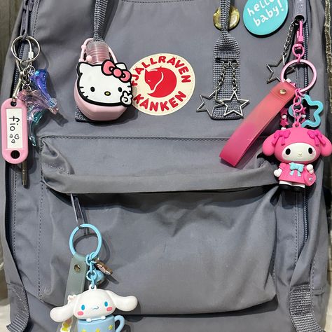 back to school, what’s in my kanken, kanken inspo, sanrio aesthetic Kanken Backpack Aesthetic School, Fjallraven Aesthetic, Aesthetic Bags For School, Kanken Backpack Aesthetic, Preppy Stationary, Mochila Aesthetic, Kanken Aesthetic, Stationary Bag, Mochila Kanken