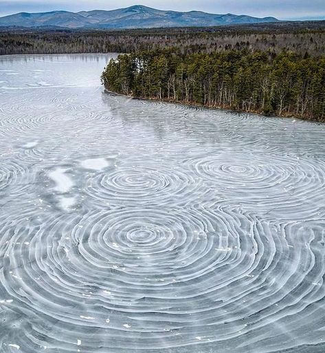 World Landforms в Instagram: «Strange ice rings (Mirror Lake, New Hampshire-USA) 😱 Does anyone have any idea how it formed? . (Tr) ABDdeki Ayna Gölünün yüzeyinde oluşmuş…» Carroll County, Mirror Lake, Frozen Lake, Starry Night Van Gogh, Natural Phenomena, New Hampshire, Geology, Hampshire, Nature Inspiration