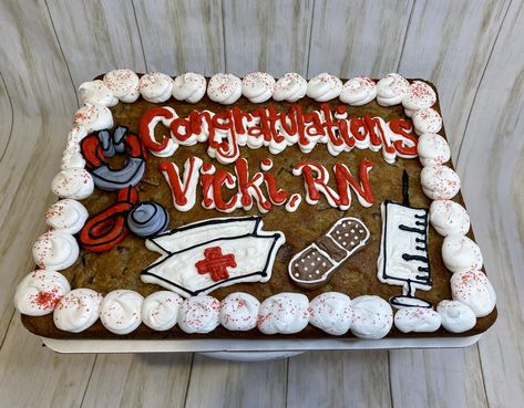 Cookie cake school Lpn Cake, Cookie Cake Graduation, Graduation Cookie Cake Designs, Nurse Cookie Cake, 18th Birthday Cookie Cake Ideas, Lpn Graduation, Decorated Big Cookie Cake, Nursing Graduation Cakes, Nurse Grad Parties