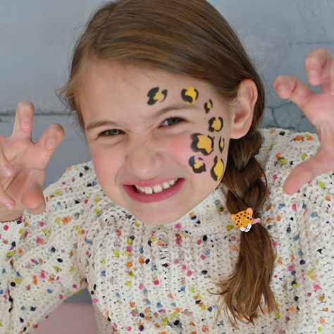 Face paint leopard spots Cheetah Face Paint Easy, Easy Cheetah Face Paint, Cheeta Face Paint, Face Paint Leopard, Zebra Face Paint, Cheetah Face Paint, Easy Face Painting Ideas, Easy Face Painting, Easy Face Painting Designs