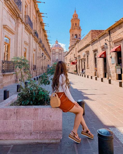 Morelia, Michoacán. #méxico #visitmexico #morelia #michoacán #mexicotravel Guadalajara Mexico Outfits, Creative Selfies, Latina Wedding, Latina Aesthetic, Outfits For Mexico, Picture Places, Traveling Tips, Photography Pics, Creative Photography Techniques