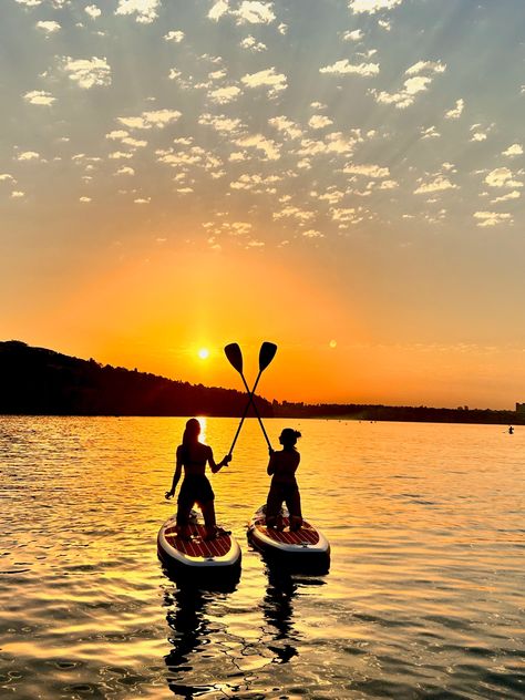 Sunrise paddle boarding Women Paddle Boarding, Paddle Boarding Pictures Couples, Sunrise Paddle Boarding, Sup Pictures, Paddle Board Photoshoot, Paddle Boarding With Friends, Mums Aesthetic, Paddle Boarding Girl, Paddle Boarding Aesthetic