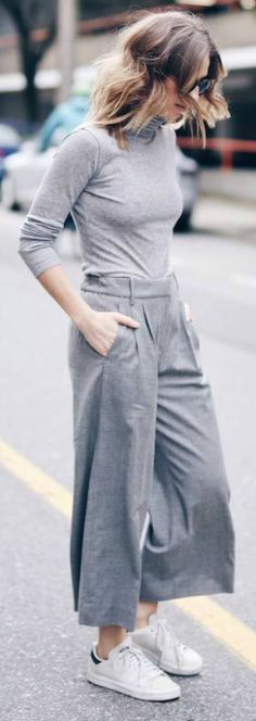 Grey on grey + culottes trends + Jill Lansky + awesome and individual style + grey turtleneck + grey culottes + simple white sneakers + perfect for work and leisure Brands not specified. Jill Lansky, Grey Culottes, Outfit Trousers, Sneakers To Work, Grey Outfits, How To Wear Culottes, Culottes Outfit, Grey Knitwear, Outfit Grey