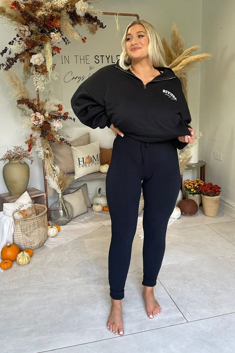 Black Joggers Outfit Plus Size, Carys Whittaker Outfits, Joggers Outfit Plus Size, Carys Whittaker, Black Joggers Outfit, Joggers Outfit, Black Joggers, Celebrity Look, Black Rib