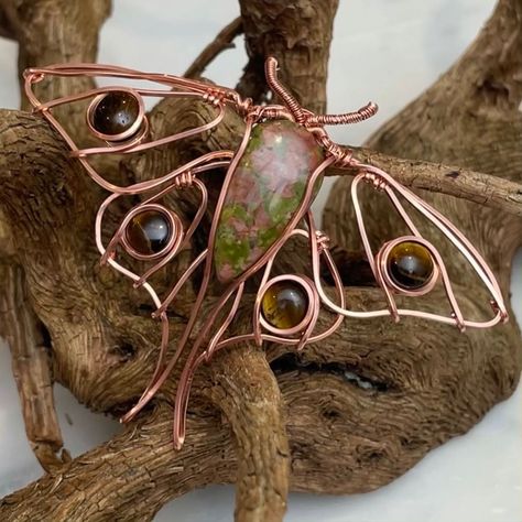 Moth Wire Wrap, Wire Wrapped Rectangle Stone, Wire Animal Jewelry, Wire Wrapped Animals, Spanish Moon Moth, Crystal Suncatchers Diy, Moth Pendant, Wire Jewelry Patterns, Wire Wrapped Stone Jewelry