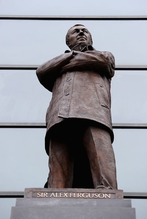 @manutd honoured Sir Alex Ferguson following his retirement as manager by erecting a statue of the great man outside the newly renamed 'Sir Alex Ferguson Stand'. Sir Alex Ferguson Stand, Football Dream, Manchester United Art, British Football, Manchester United Players, Live Match, Great Man, Sir Alex Ferguson, Football Manager