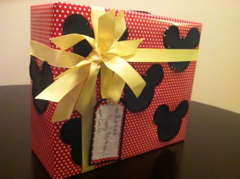 Mickey Mouse wrapping Mickey Mouse Wrapping Ideas, Diy Mickey Mouse Wrapping Paper, Disney Gift Wrapping Ideas, Mickey Mouse Gift Wrapping Ideas, Mickey Mouse Gift Ideas, Gift Ideas Women, Mickey Mouse Christmas Tree, Christmas Wrapping Ideas, Minnie Mouse Gifts