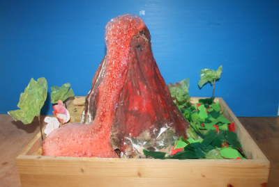 Vulcano in eruzione Sweet Porridge, Soil Erosion, Preschool Science, Space Party, Science Experiment, Camping Crafts, Science Experiments, Arts And Crafts For Kids, School Activities