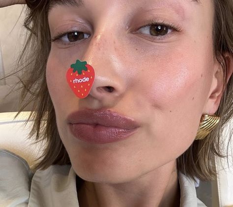 How To Achieve Hailey Bieber’s Viral Strawberry Makeup – Vanessa's Digital Dialogue Hailey Bieber Icons, Hailey Bieber Strawberry, Strawberry Makeup, Hayley Bieber, Hailey Rhode Baldwin, Nepo Baby, Hailey Rhode, Strawberry Girl, Justin Hailey