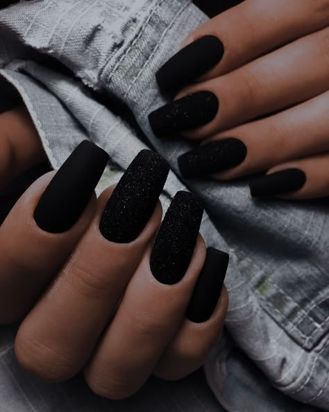 Black Gel Nails, Black Nails With Glitter, Nails With Glitter, Matte Black Nails, Black Acrylic Nails, Valentine Nails, Matte Nails Design, Makijaż Smokey Eye, Black Nail Designs