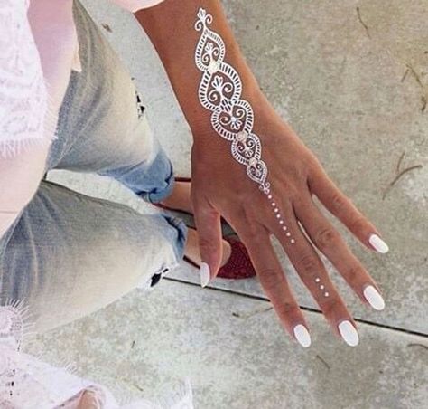 White Henna Tattoo, Cool Henna, Tattoo Dream, White Henna Designs, Henne Tattoo, Mehndi Style, Tattoo Henna, White Henna, Henna Style