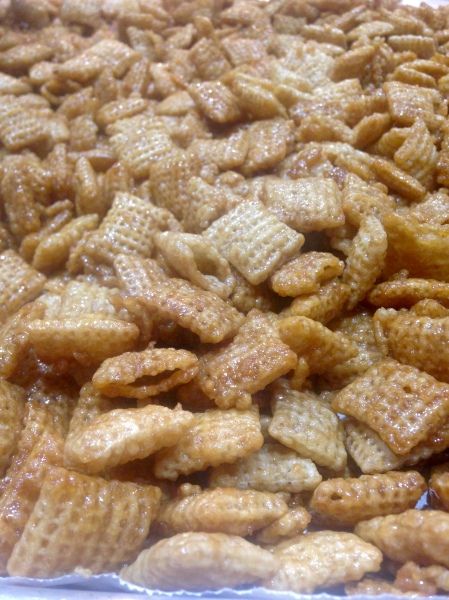 Christmas Carmel Chex Mix Recipes, Carmel Chex Mix Recipes, Carmel Snacks, Caramel Chex Mix Recipes, Rice Chex Recipes, Caramel Chex Mix, Caramel Chex, Chex Mix Recipes Sweet, Puppy Chow Chex Mix