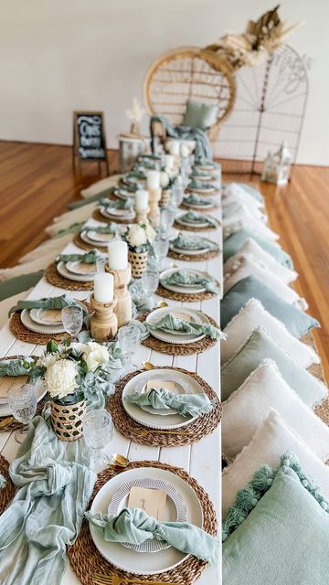 Picnic Table Decor Ideas, Picnic Table Decorations, Outside Table Decor, Baby Shower Table Settings, Picnic Style Party, Baby Shower Table Setting, Bridal Shower Picnic, Baby Shower Picnic, Bridal Picnic