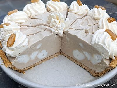 Frozen Root Beer Float Pie - Happy Pi Day! Root Beer Pie Pioneer Woman, Root Beer Pie, Root Beer Float Pie, Slab Pies, Types Of Pie, Coconut Cream Pie Recipes, Ice Cream Mixture, Happy Pi Day, Beer Float