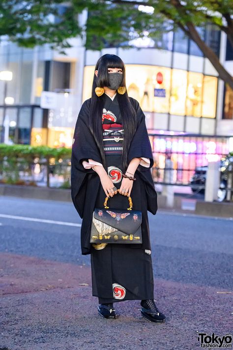 Modern Kimono Fashion Outfits, Kimono Streetwear, Modern Kimono Fashion, Kimono Outfit Japanese, Zori Sandals, Lantern Plant, Japanese Kimono Fashion, Bamboo Handle Bag, Kimono Modern