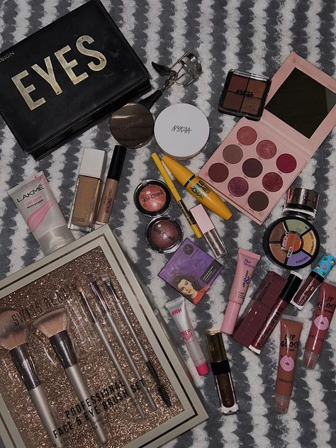 Snapchat Makeup, Whats In My Makeup Bag, Makeup Collection Goals, Makeup Brushes Guide, Eye Makeup Styles, Makeup And Beauty Blog, Makeup Help, Eye Makeup Pictures, Quick Makeup