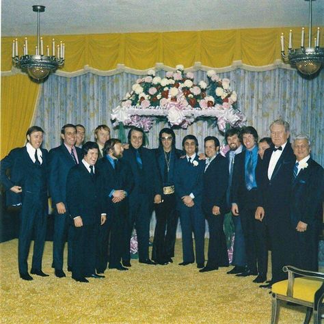 Army Elvis, Elvis 1968, Memphis Mafia, Wedding In Las Vegas, Elvis Presley Photos, Handsome Man, Bruce Springsteen, Graceland, Lady And Gentlemen