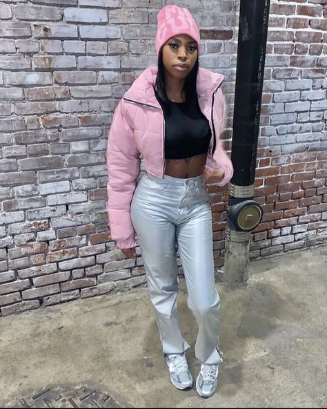 Pink Puffer Jacket Outfit, Pink Puffer Jacket, Puffer Jacket Outfit, Outfit School, Jacket Outfit, Story Ideas, Instagram Story Ideas, School Outfits