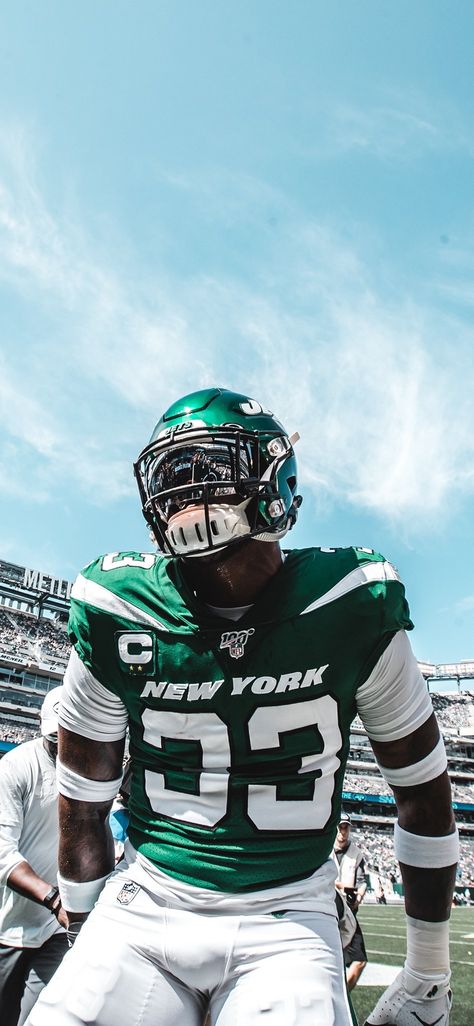 Football Wallpaper Nfl, Cool Football Pictures, Football Swag, College Football Uniforms, Nfl Jets, Jamal Adams, New York Jets Football, Football Poses, Nfl Football Pictures