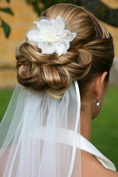 wedding veils under bun | Veil under hair-up with flower Hair Brooch, Hairdo Wedding, Wedding Hairstyles With Veil, Best Wedding Hairstyles, Bridal Hair Flowers, Wedding Hairstyles Updo, Wedding Updo, Hair Updo, Samar