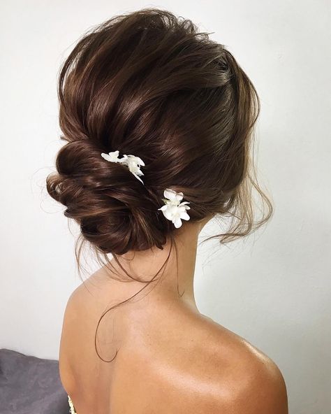 Summer Wedding Hairstyles, Bride Updo, Wedding Updos, Bridal Hair Buns, Indian Wedding Hairstyles, Messy Bun Hairstyles, Wedding Hair Inspiration, Low Bun, Natural Hair Updo