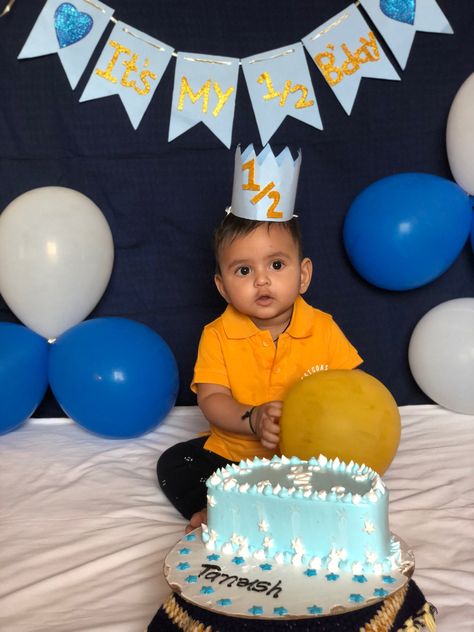 Half Birthday Baby Boy, Jungle Birthday Cakes, Half Birthday Baby, Half Birthday Cakes, 6 Month Baby Picture Ideas, Baby Photoshoot Ideas, Baby Birthday Decorations, Baby Milestone Photos, Baby Photoshoot Boy