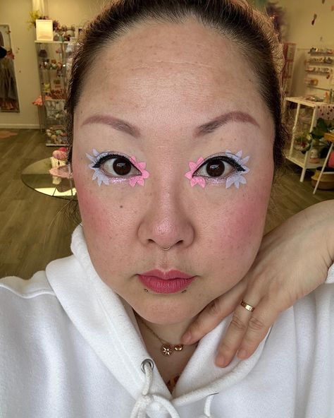 messed around with some graphic eyeliner looks today while hanging out at my store during this rainstorm- this is the look I came up with while doing a live stream today. - LOOK DETAILS - I used @glisten_cosmetics wet liner in petal & lavender for the flowers. I used Moon from @yvaexpressions Star Guardian’s palette for the shimmer between the flowers, then used Heroine Make for eyeliner, along with @judydoll_global curling iron mascara, judy doll’s gel liner in black for my top waterline & ... Graphic Eyeliner Looks, Glisten Cosmetics, Star Guardian, Graphic Eyeliner, Eyeliner Looks, Gel Liner, Curling Iron, Live Stream, Eyeliner