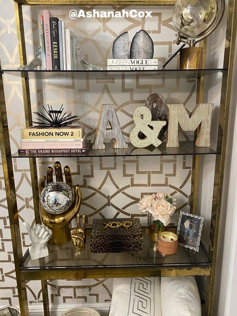 Glam Shelf Decor, Styling A Shelf, Dining Room Shelving, Glam Dining Room, Mesa Bar, House Fireplace, Black Interiors, Shelf Decor Living Room, Modern Outdoor Kitchen