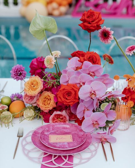 Garden Style Flower Arrangement, Colorful Wedding Tablescape, Baby In Bloom Table Decor, Bright Tablescape, Event Table Centerpieces, Colorful Flower Arrangements, Bright Floral Wedding, Floral Wedding Centerpieces, Event Table Decor