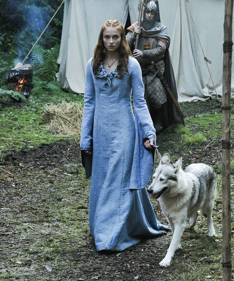 What Sansa Stark's Style Evolution Says About Her Fate On Game Of Thrones #refinery29 https://www.refinery29.com/en-us/2019/04/230481/game-of-thrones-sansa-stark-style-evolution Sansa Stark Costume, Roman Books, Game Of Thrones Sansa, Tom Wlaschiha, Game Of Thrones Costumes, Game Of Thrones Series, Rose Leslie, Game Of Thrones Cast, Lena Headey