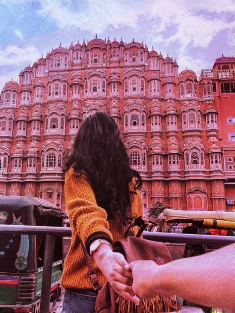 Jaipur Couple Aesthetic, Hawa Mahal Photography Poses, Udaipur Photography Poses Couple, Rajasthan Poses, Jaipur Poses, Rajasthan Ootd, Fort Photoshoot, Rajasthan Outfit, Jaipur Photoshoot