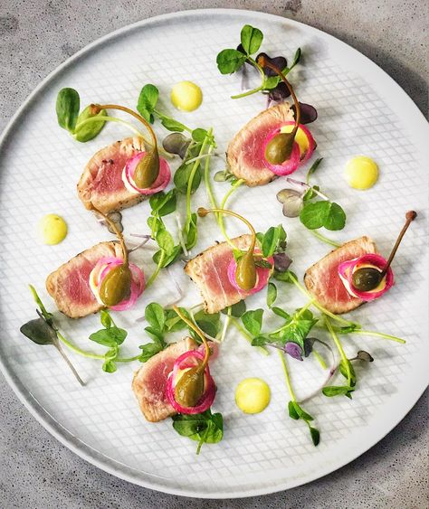 Seared tuna starter - with pickled red onion, capers, honey mustard mayo Tuna Appetizer Recipes, Fine Dining Starters, Tuna Appetizer, Eggplant Caviar, Cream Cheese Appetizer, Starter Recipes, Fresh Tuna, Seared Tuna, Fine Dining Recipes