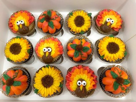 Turkey Cakes Thanksgiving, Turkey Cupcake, Pumpkin Cupcake Cake, Fall Cupcakes Decoration Simple, Thanksgiving Desserts Decorations, Football Cupcakes Ideas, Fall Cupcakes Ideas, Fall Cupcake Ideas, Fall Decorated Cupcakes