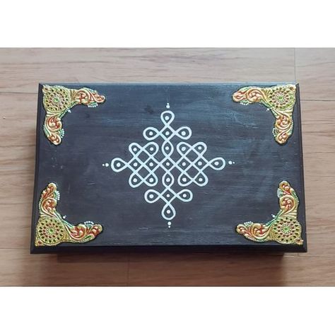 Wooden Kolam Painted Tanjore Inlaid Manai - Palaga Easy Tanjore Painting, Tanjore Painting Border Designs, Tanjore Painting Decor, Tanjore Painting Lakshmi, Unique Tanjore Paintings, Tanjore Painting, Pooja Rooms, Border Design, Paint Designs