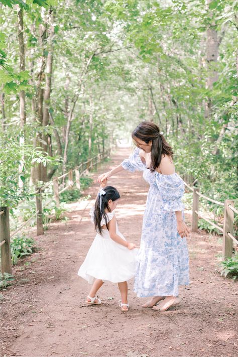 A beautiful outdoor family session in the garden featured some sweet moments with mom and daughter. Mom And Daughter Garden Photoshoot, Newborn Photo Pose, Garden Photoshoot, Lifestyle Newborn Photos, Outdoor Family Photos, Family Photo Pose, Outdoor Shoot, Maternity Photography Poses, Family Of Four