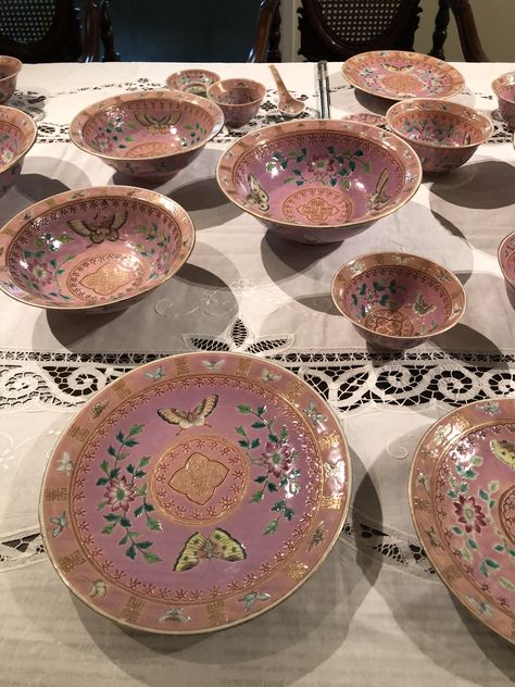 Peranakan table setting on display at the Peranakan Museum in Singapore. Pottery Museum, Plate Setting, Antique Dishes, China Set, Keramik Design, Pretty Plates, Dream Apartment, Dream House Interior, Dream House Decor