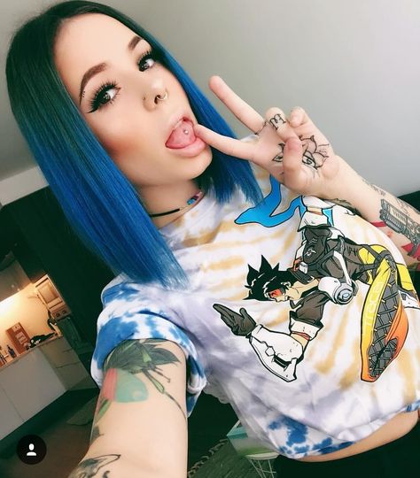 Cortana Blue, Tattooed Girls, Alt Girls, Blue Pictures, Phoenix Tattoo, Lady Girl, Beauty Tattoos, Short Skirt, Cam Girls