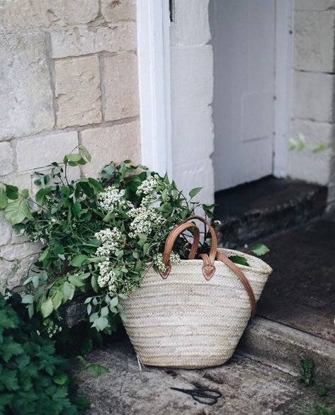 Feminine Tomboy, Countryside Style, Market Baskets, Spring Fever, Beautiful Summer, Summer Flowers, Wicker Baskets, Fresh Flowers, Summer Time