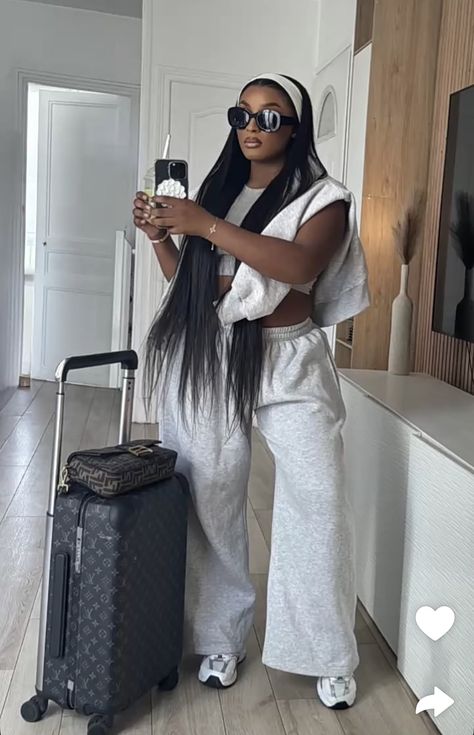 Airport Aesthetic Winter, Detty December Outfits, Comfy Airport Outfit Summer Casual, Business Class Flight Outfit, Travel Hairstyles Airplane, Airport Outfit Black Women, Plane Outfit Airport Style Comfy, Airport Style Comfy, Plane Outfit Airport Style