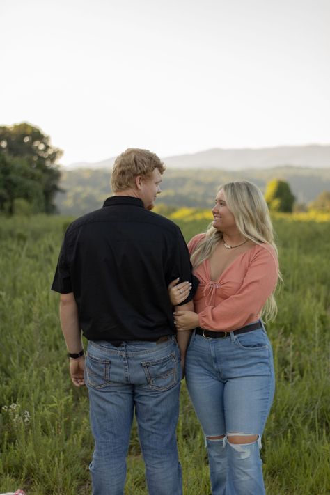 Couples Road Photoshoot, Gravel Road Photoshoot, Road Couple Photoshoot, Engagement Photos Gravel Road, Senior Pictures On Gravel Road, Dirt Road Couple Photoshoot, Road Photoshoot, Western Couple Photoshoot, Western Couple