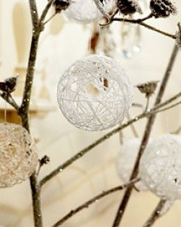 Easy and beautiful ornament to make.  Glue strings around a balloon and let it dry. Homemade Christmas Tree, Diy Jul, Creation Deco, Christmas Ornaments Homemade, Noel Christmas, Glitter Christmas, Winter Crafts, Homemade Christmas, Xmas Crafts