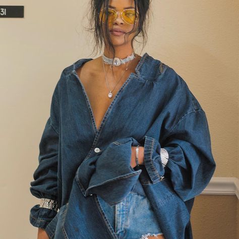 Yellow Sunglasses Outfit, Summer Outfits Baddie, Baddie Ideas, Bold Clothing, Outfits Baddie, Look Festival, Yellow Sunglasses, Sunglasses Outfit, Looks Street Style