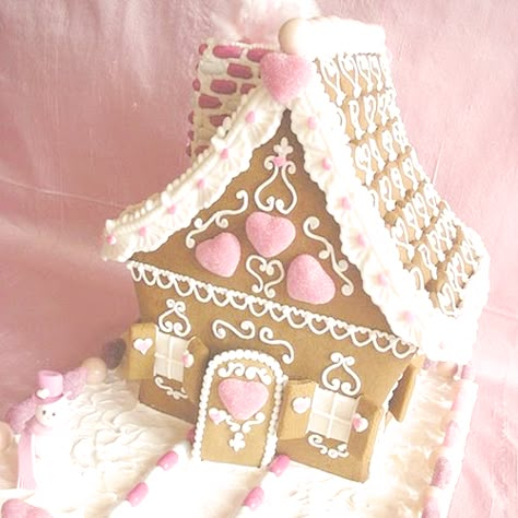 Pink And White Gingerbread House, Pink Christmas Gingerbread House, Gingerbread House Pink And White, Kawaii Gingerbread House, Coquette Gingerbread House, Pink Gingerbread House Ideas, White Gingerbread House, Pink Gingerbread House, Cardboard Gingerbread House