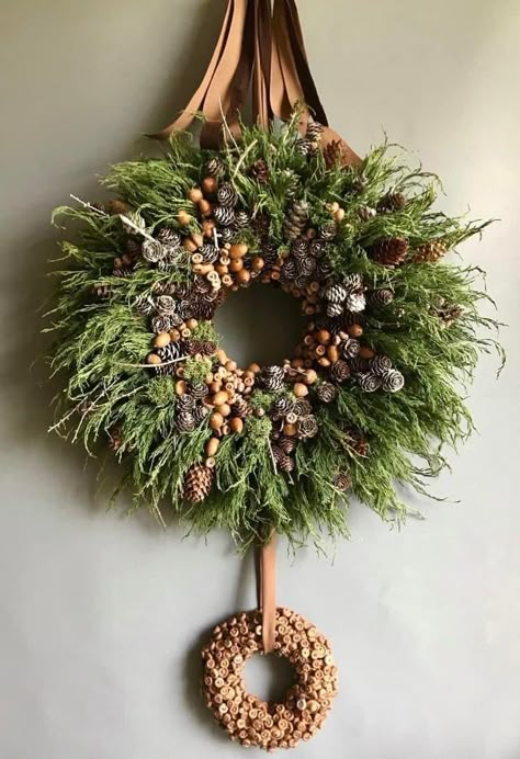 English Style Christmas Decor, Easy Diy Christmas Crafts, Natural Christmas Wreaths, Decorations On A Budget, Christmas Door Wreaths, Xmas Deco, Diy Christmas Crafts, Xmas Wreaths, Christmas Arrangements